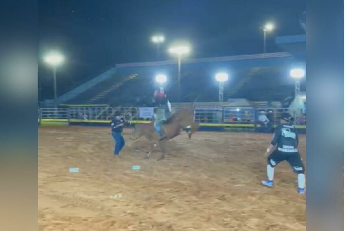 Imagem de compartilhamento para o artigo Touro atropela locutor durante rodeio em Paranaíba, mas ele segue firme na narração: Foi só um susto da MS Todo dia